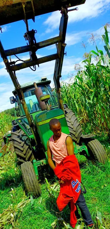 Just finished deadlifting the tractor 🔥🔥 it didn't move 😅