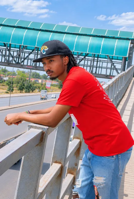 Niko hapa nawagoja mkose kutumia bridge😂😂😂